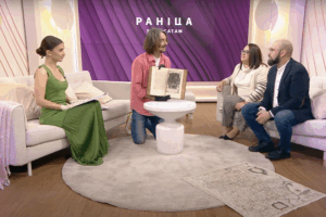 Read more about the article У ранішнім эфіры Белсату ўпершыню паказалі здабыткі Клуба беларускіх мецэнатаў: мапу і кнігу 17 стагоддзя